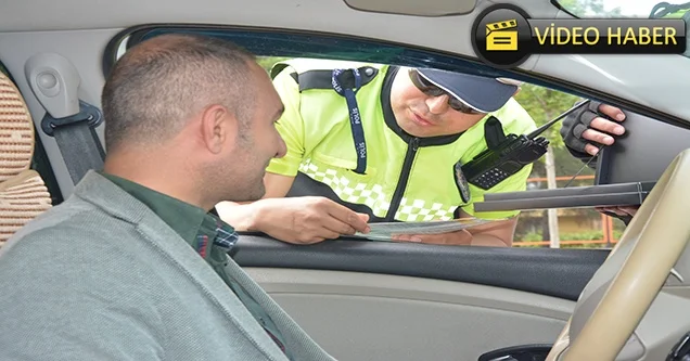 Trafik polislerinden sürücülere ceza yerine çikolata