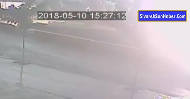 Yıldırımın yere düşme anı kameraya yansıdı