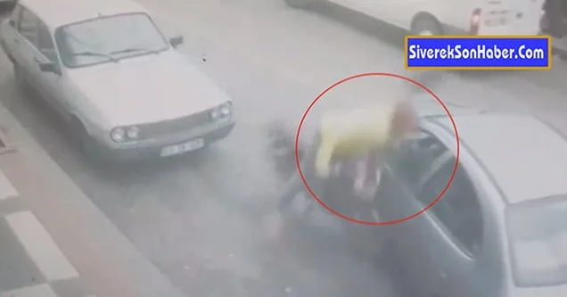 Motosikletli gencin otomobile çarpma anı güvenlik kamerasına yansıdı