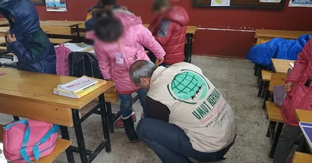 Öğrencilere kışlık bot ve mont yardımı