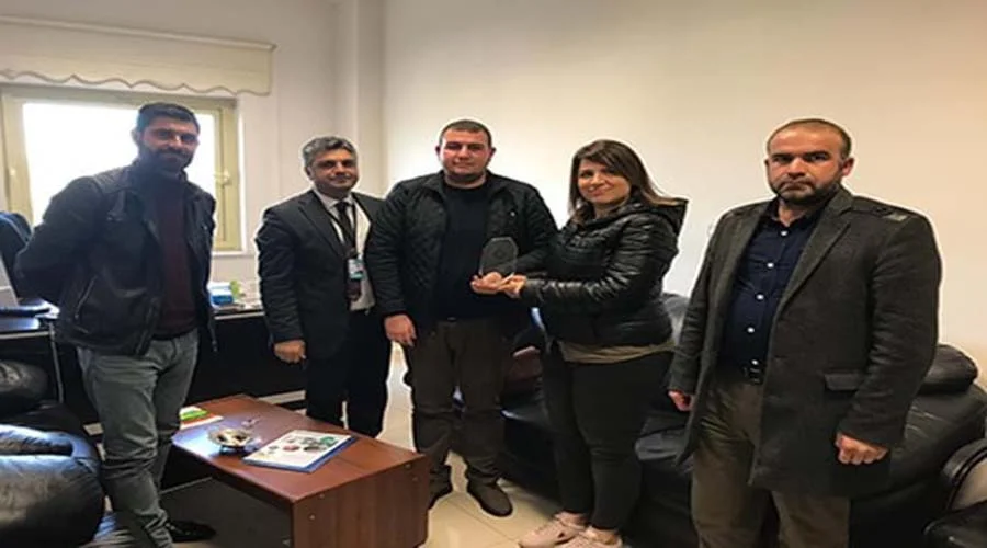 Kahraman güvenlikçiye bir plakette Akil Gençlerden!