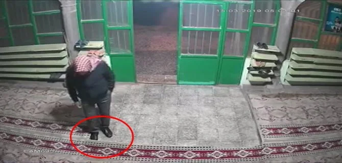 Cemaat namazdayken o ayakkabıları çaldı!