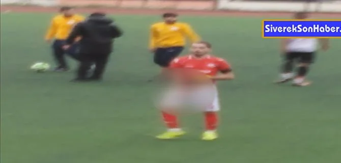 Futbolcudan taraftara çirkin hareket!
