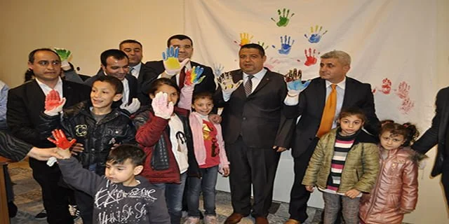 Eller, ‘otizmde farkındalık’ için boyandı