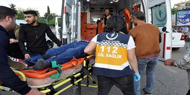 Motosiklet ile otomobil çarpıştı