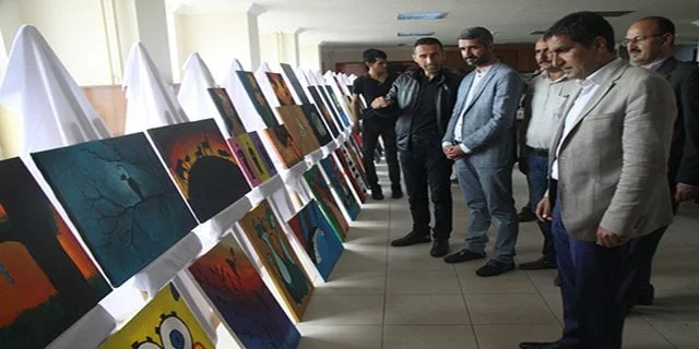 Yaptıkları resimlerle sergi açtılar