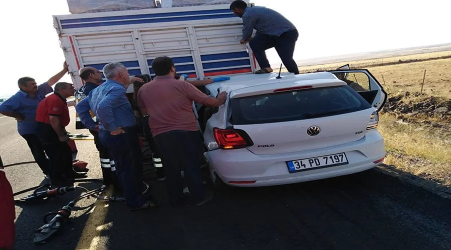 Kamyonun altına giren otomobilin sürücüsü ağır yaralandı!