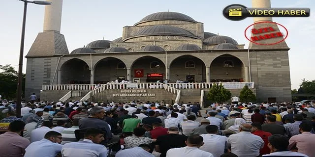Bayram namazının ardından kabristana akın ettiler