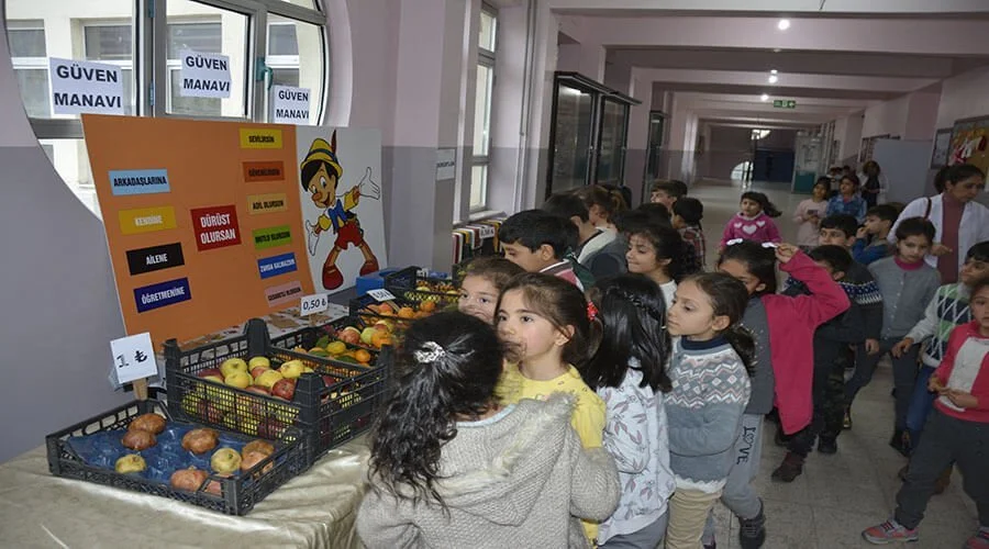 Öğrenciler kasiyersiz manavdan alışveriş yapıyor