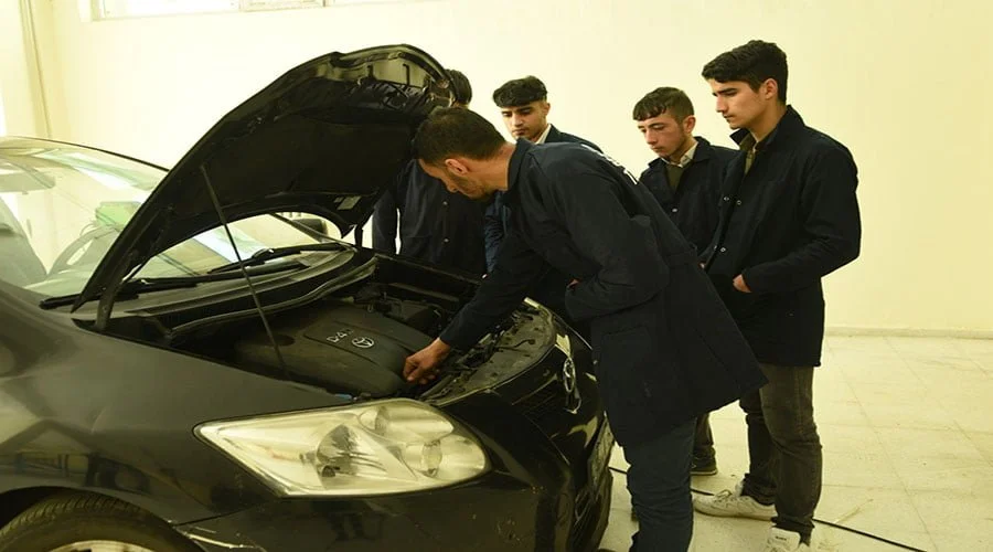 Hem iş öğreniyorlar hem para kazanıyorlar