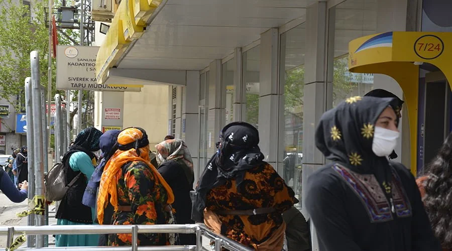 PTT ve banka şubelerinde uzun kuyruklar oluştu