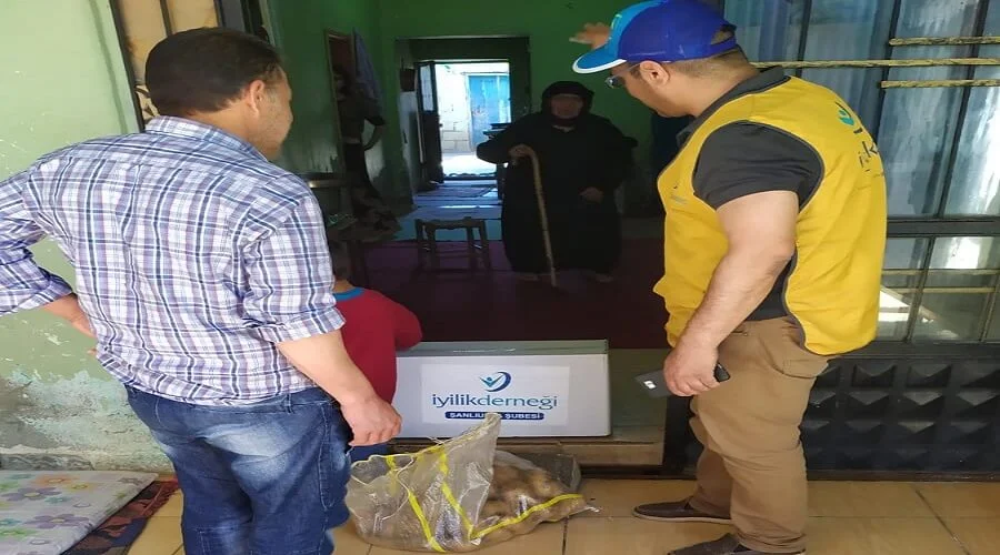 İhtiyaç sahibi ailelere gıda kolisi ve et dağıtıldı