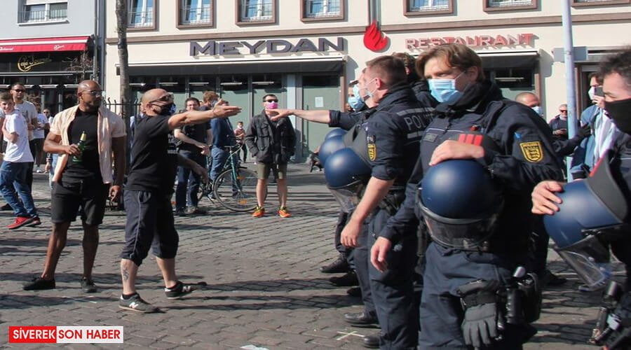 Vatandaşlar korona tedbirlerini protesto etti
