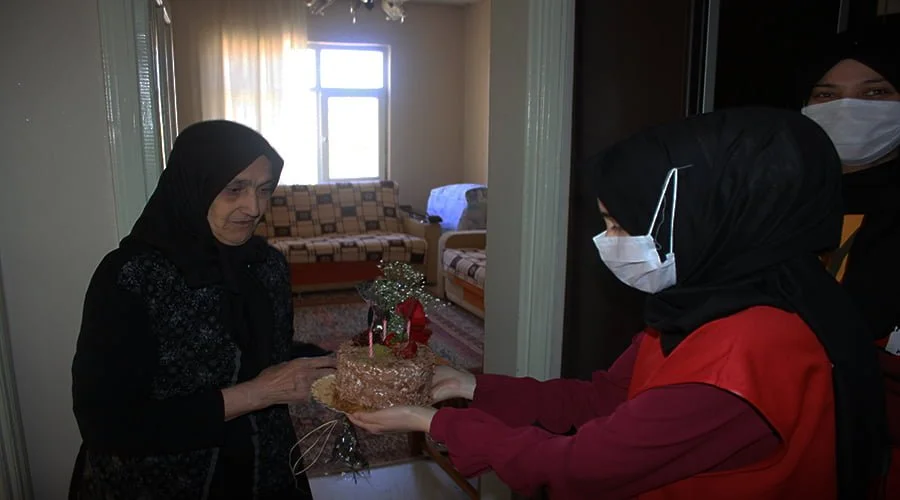 Tek çocuğunu kaybeden yaşlı teyzeye anneler günü sürprizi