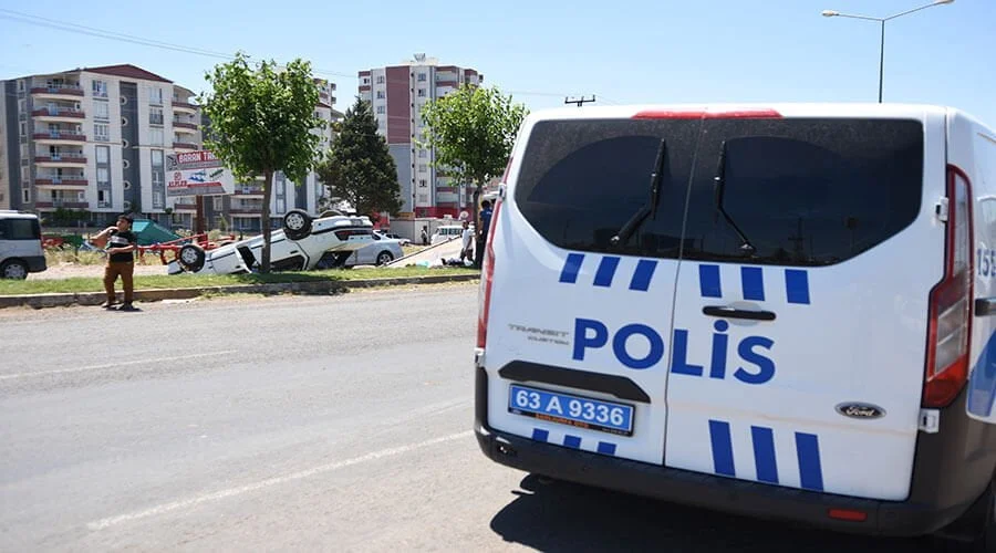 Takla atan otomobildeki karı koca yaralandı