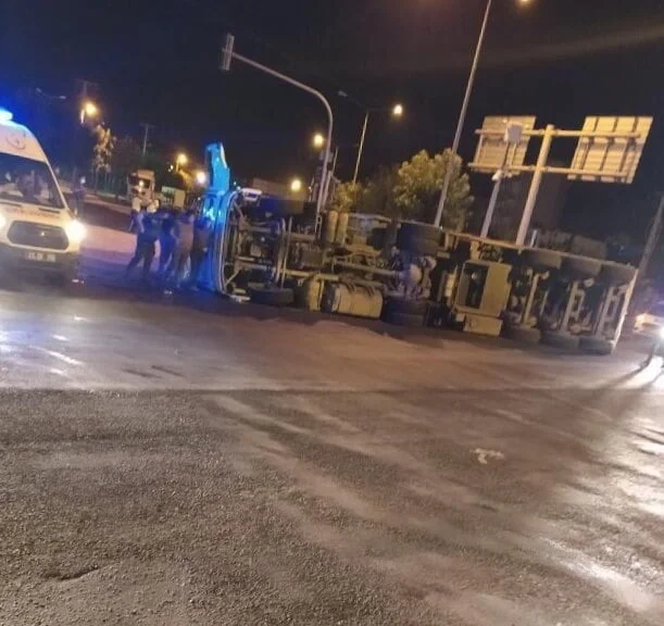 Buğday yüklü kamyon otogar kavşağında devrildi
