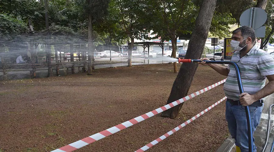 Parklarda çevre düzenleme çalışmaları sürüyor