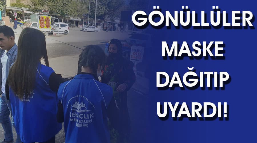 Gönüllü gençler maske dağıtıp uyarıda bulundu