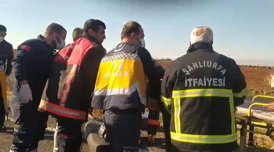 Takla atan otomobildeki üç kişi yaralandı!