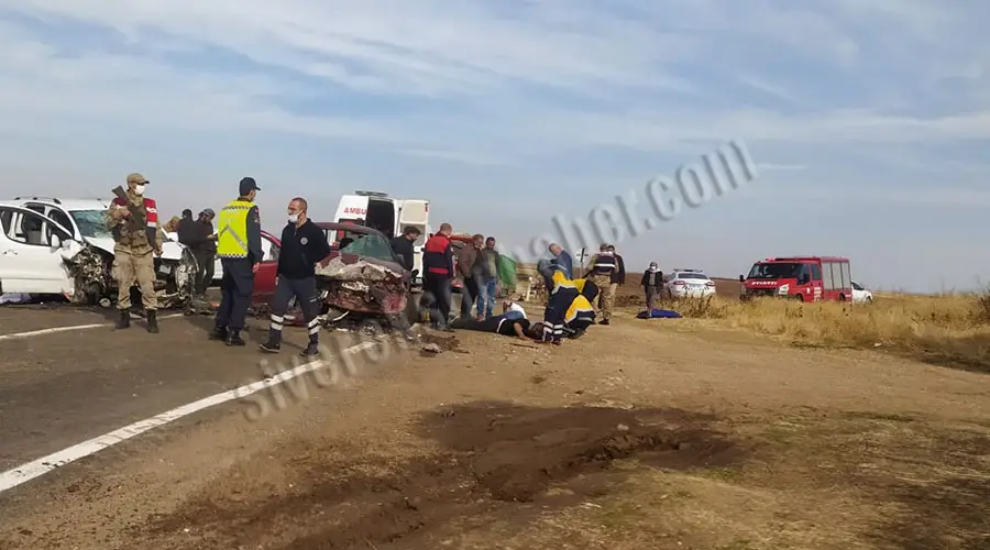 Araçlar kafa kafaya çarpıştı: 10 yaralı