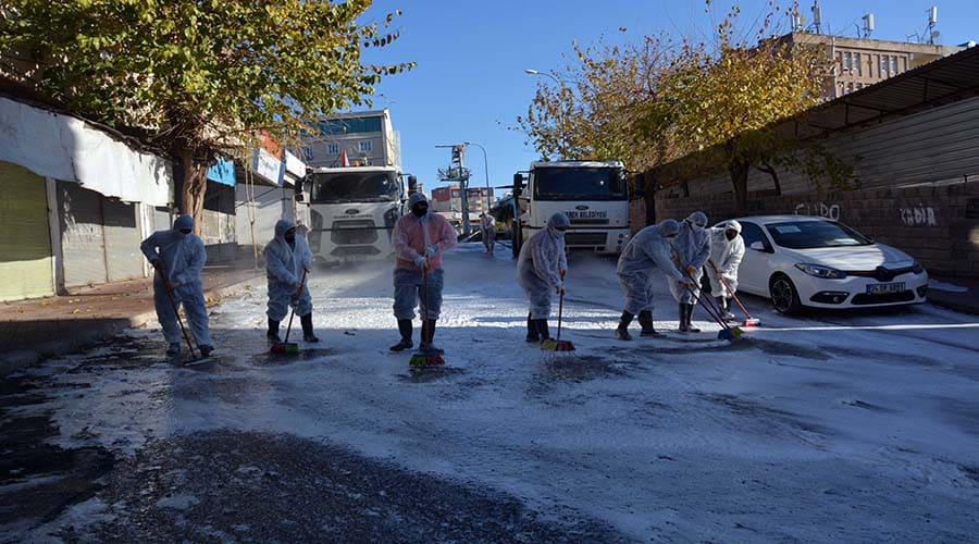 Kısıtlamada caddeler köpüklü suyla dezenfekte ediliyor