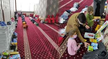 Hayrat ihtiyaç sahibi çocukları sevindiriyor