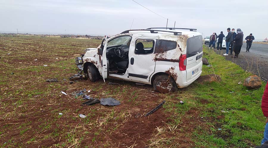 Ticari araç şarampole devrildi: 2 yaralı