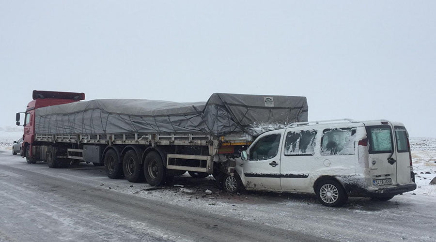 Hafif ticari araç tırın altına girdi!