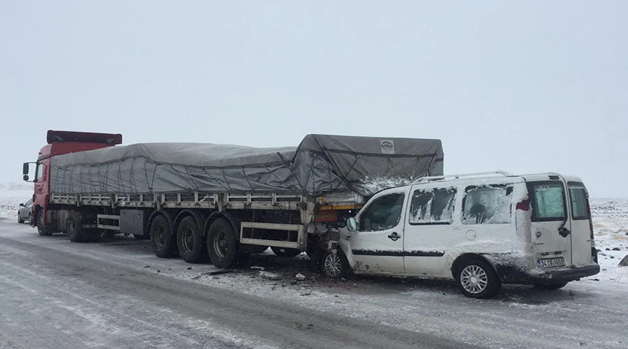 Hafif ticari araç tırın altına girdi!