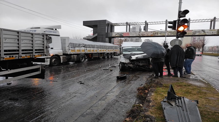 Maddi hasarlı trafik kazası meydana geldi