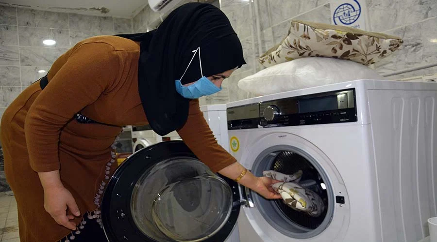 Her ay 350 ihtiyaç sahibi ailenin elbisesi ücretsiz yıkanıyor