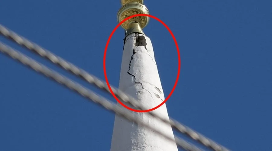 Yıldırım caminin minaresine isabet etti!