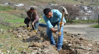 Cefakar öğretmen… 800 metre mesafeden su getiriyor!