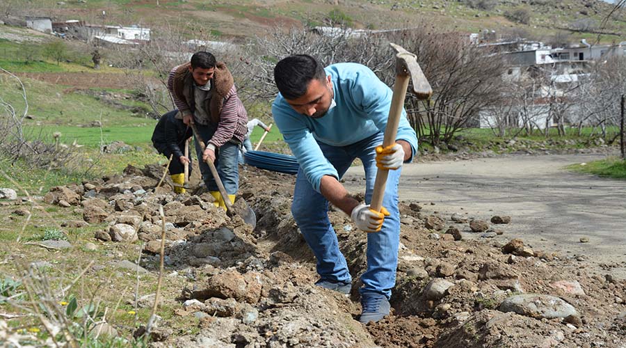 Cefakar öğretmen… 800 metre mesafeden su getiriyor!