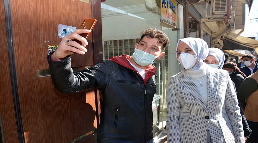 Başkan Ayşe Çakmak esnaf ve vatandaşları ziyaret etti