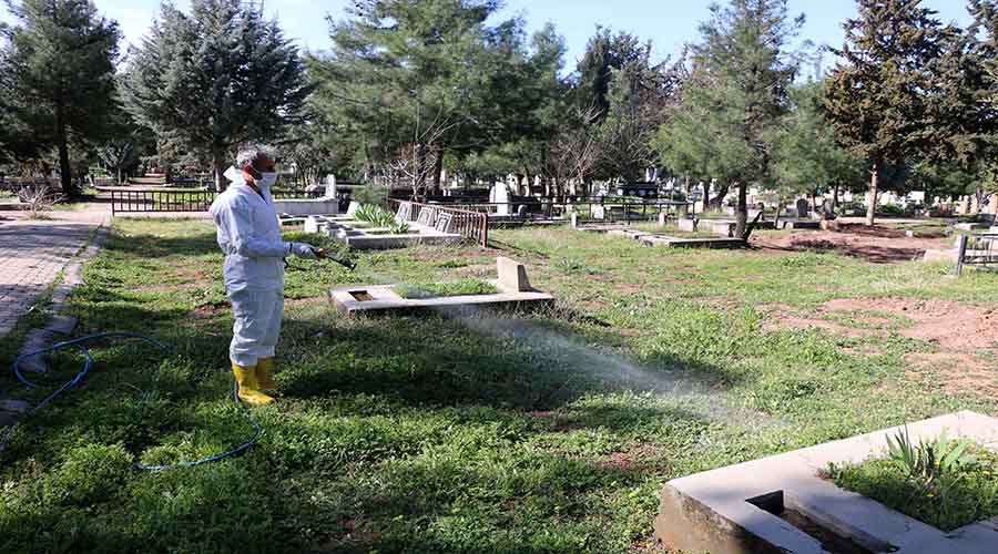 Mezarlıklarda yabani otlarla mücadele çalışmaları başladı