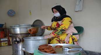 Çocuklarını öğrendiği tatlıcılıkla okutuyor