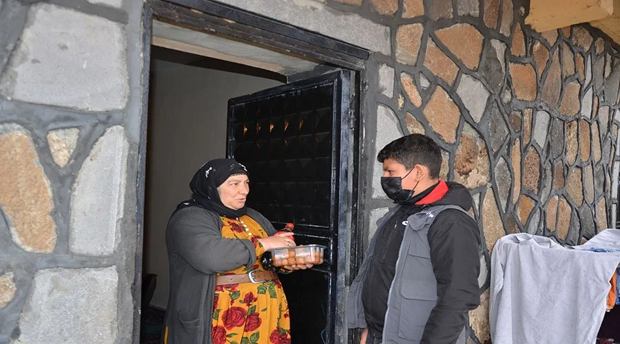 Askerde hayatını kaybeden babası için iftarlık dağıttı