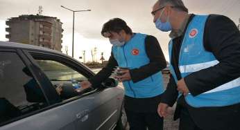 İftara geç kalanlara hurma ve su dağıtıldı