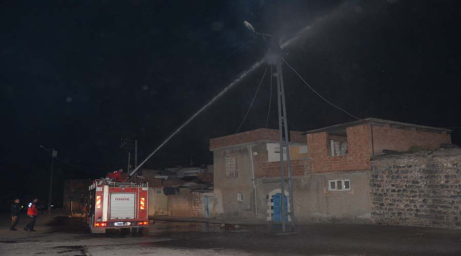 Alev alan trafo itfaiye ekiplerince söndürüldü!