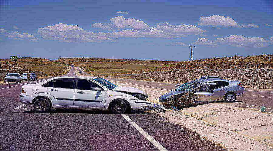 Otomobiller kafa kafaya çarpıştı: 8 yaralı