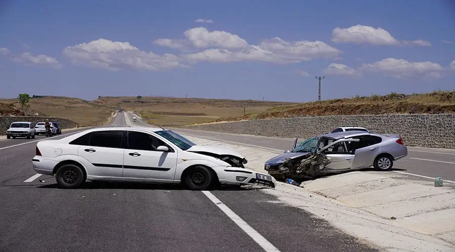 Otomobiller kafa kafaya çarpıştı: 8 yaralı
