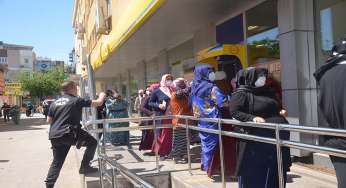 PTT ve banka atmleri önündeki manzara değişmedi!