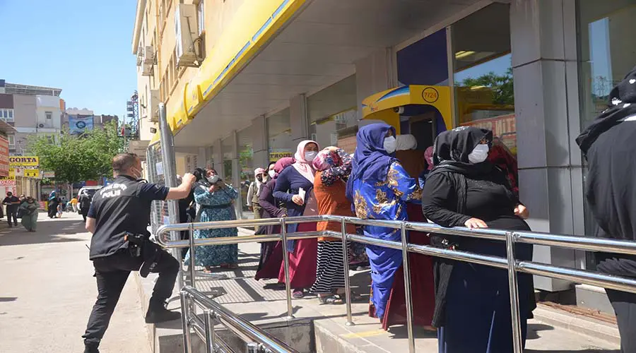 PTT ve banka atmleri önündeki manzara değişmedi!