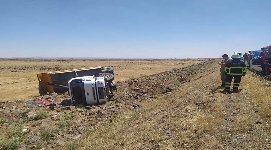 Şarampole devrilen kamyonun sürücüsü ağır yaralandı!