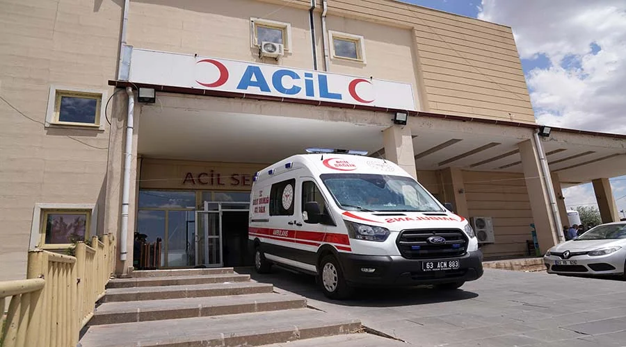 Devrilen otomobildeki 3 kişi yaralandı