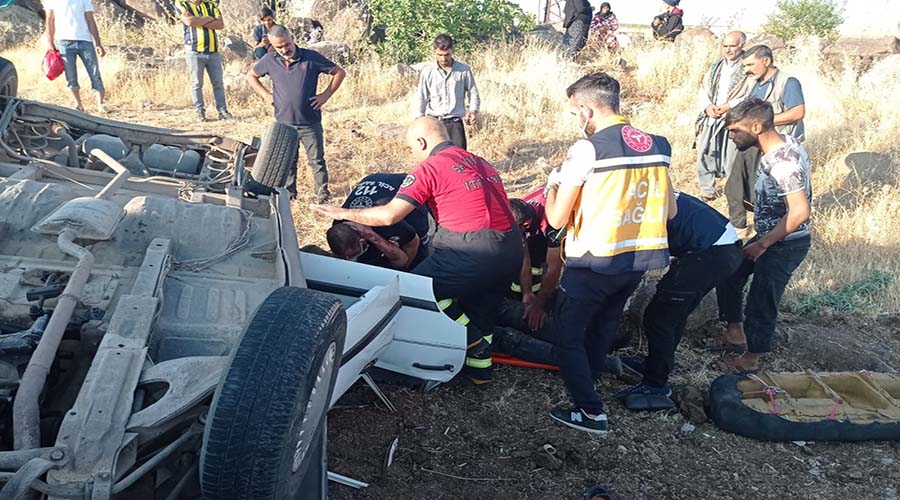 Otomobil şarampole devrildi: 1 ölü 3 yaralı