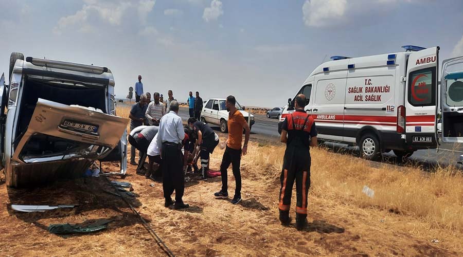 Hafif ticari araç şarampole devrildi: 2 yaralı