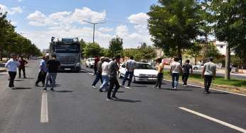 Çiftçiler uzun süreli elektrik kesintilerini protesto etti!