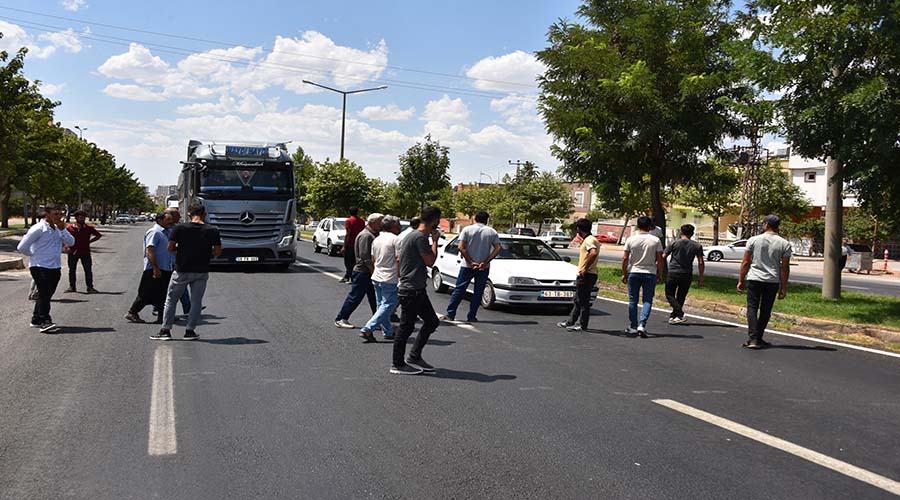 Çiftçiler uzun süreli elektrik kesintilerini protesto etti!